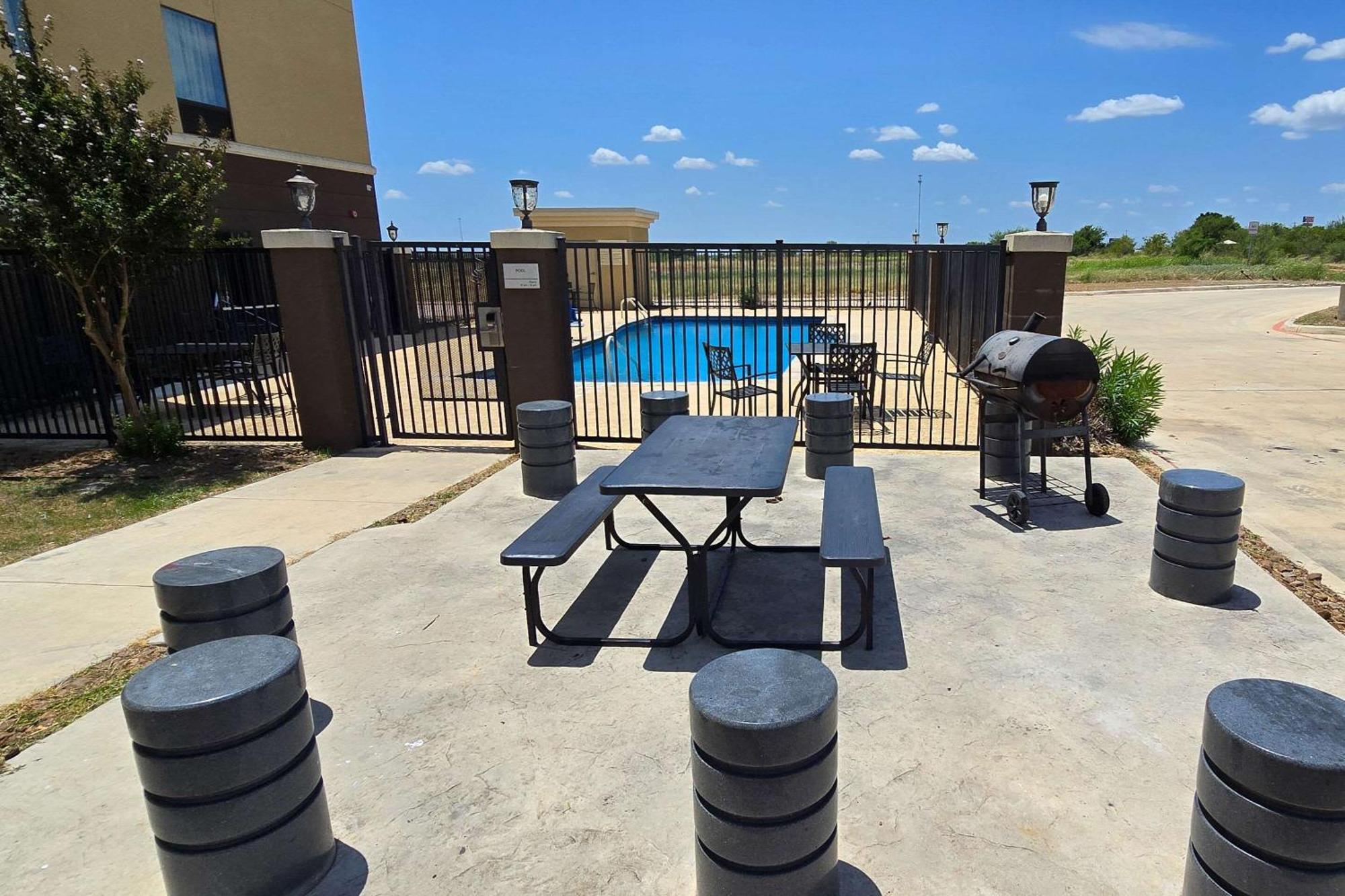 Quality Inn & Suites Pearsall Exterior photo