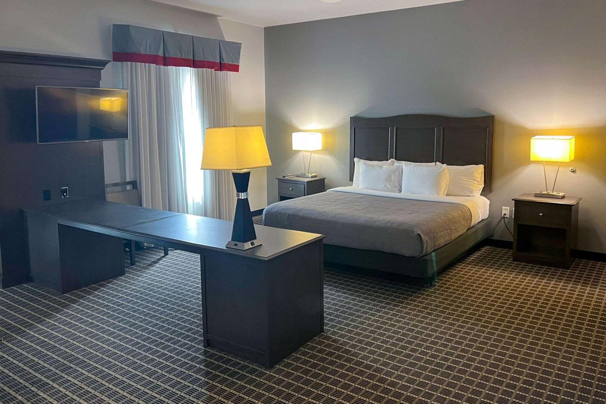 Quality Inn & Suites Pearsall Exterior photo