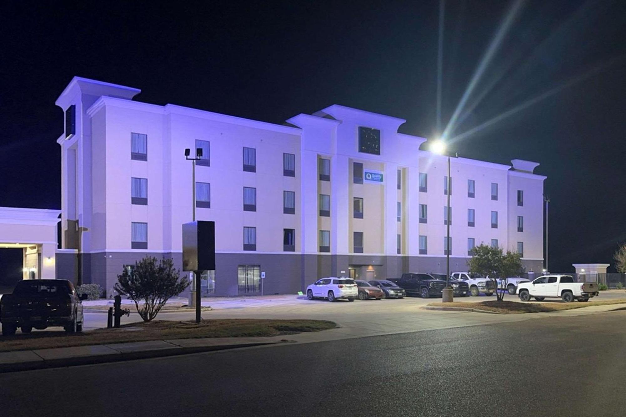 Quality Inn & Suites Pearsall Exterior photo